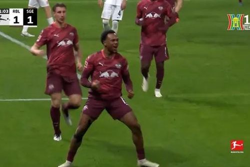 Vòng 14 Bundesliga: Leipzig đánh bại Frankfurt