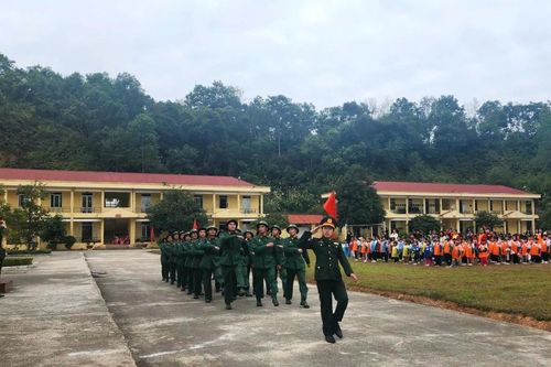 Trên 300 học sinh Trường Tiểu học Nước Hai tham gia hoạt động trải nghiệm tại Trung đoàn 852
