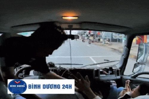 Clip: Hé lộ lý do tài xế bán tải tung 'liên hoàn cước' với người lái xe tải trước mặt em bé gây phẫn nộ