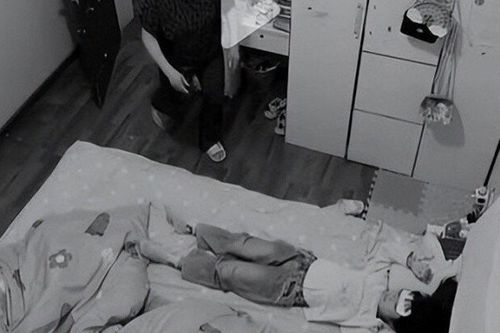 Camera ghi lại cảnh 2 vợ chồng đang ôm nhau ngủ, mẹ chồng lén mở cửa vào phòng làm một hành động ngỡ ngàng