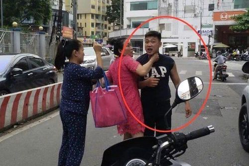 Không thể tin được lý do khiến tài xế ô tô lao vào đánh người đi đường ở TP.HCM: Chỉ vì 'thấy mặt khó chịu'