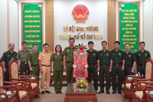 Lãnh đạo Công an TPHCM thăm, chúc mừng các đơn vị Quân đội