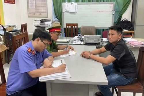 Công an Quận 1 bắt khẩn cấp tài xế lái ôtô đánh người đi xe máy trên đường