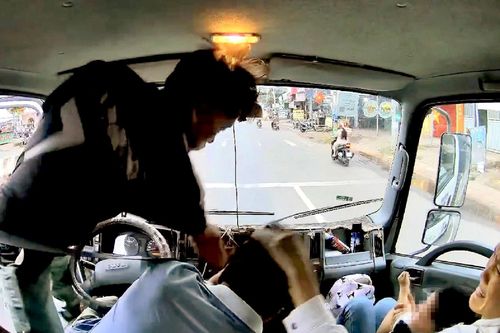 Tài xế xe tải bị đánh tới tấp trên đường ở Bình Phước