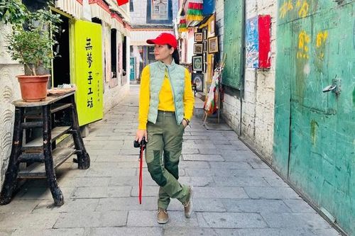 Ca sĩ, đạo diễn Bông Mai ra mắt sách sau chuyến đi xuyên Việt một mình