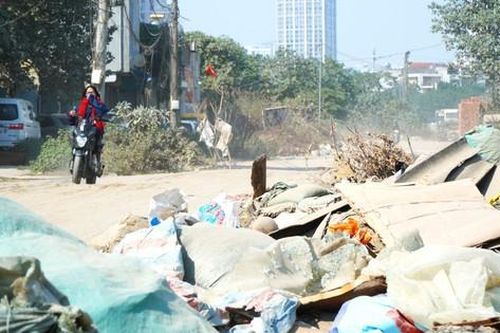 Hà Nội: Ám ảnh con đường ngập bụi và rác thải trên dự án vành đai 2.5