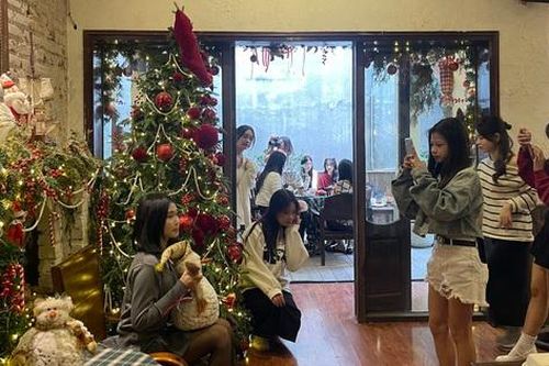 Hà Nội: Quán cà phê trang trí Giáng sinh hút khách đến check-in
