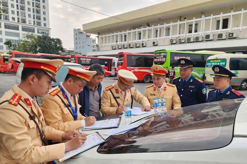 Cảnh sát giao thông vào bến xe, nhiều xe khách 'lộ' vi phạm qua camera hành trình