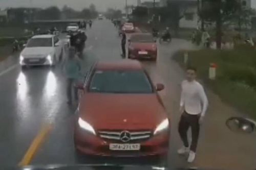 Cận cảnh xe Mercedes-Benz dừng đỗ giữa đường ngược chiều