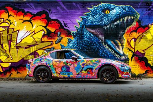 Xe thể thao Mazda MX-5 khác lạ với lớp sơn dạ quang