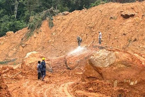 Chưa thể thông xe đèo Khánh Lê vì có thêm nhiều khối đá lớn chắn ngang
