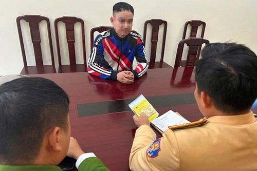 Hà Tĩnh: tước bằng lái tài xế xe sang dừng ngược chiều giữa đường