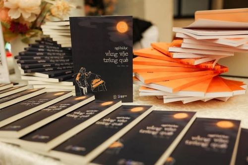 Nhà báo Ngô Bá Lục 'vẽ' ký ức với 'Vằng vặc trăng quê'