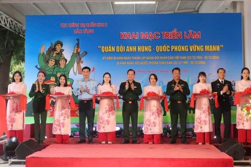 Triển lãm 'Quân đội Anh hùng-Quốc phòng vững mạnh'