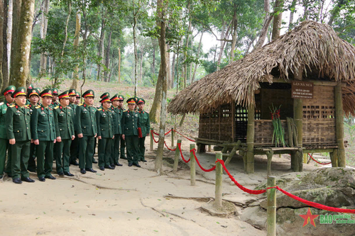 Đảng ủy, Bộ CHQS tỉnh Tuyên Quang: Dâng hương tại Khu di tích Quốc gia đặc biệt Tân Trào