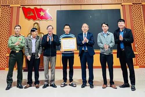 Tuyên dương thanh niên dũng cảm cứu 3 học sinh khỏi đuối nước