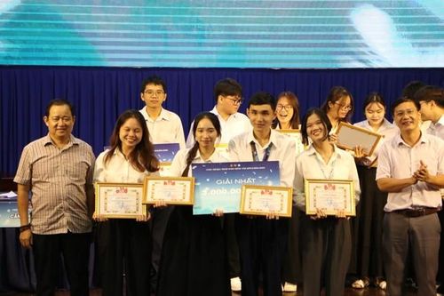 Rộn ràng đêm Chung kết 'Sóng Nhân văn 2024'