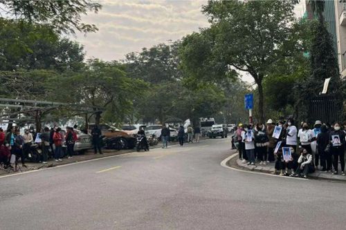 Tòa yêu cầu bị cáo diễn tả lại cú đấm khiến nam sinh lớp 8 chết não