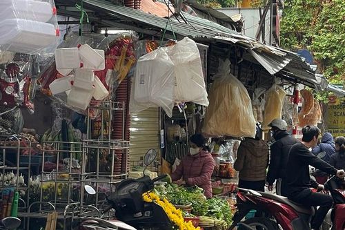 Cận cảnh hàng quán lấn chiếm vỉa hè, đường phố Thái Thịnh