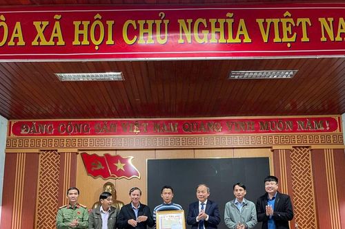 Khen thưởng người hùng cứu 3 em học sinh bị nước lũ cuốn trôi