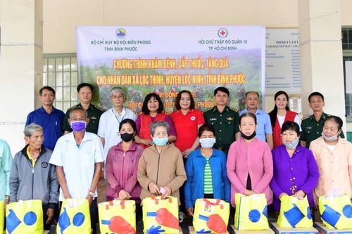 Tặng quà, khám, chữa bệnh và cấp phát thuốc miễn phí cho người dân nghèo khu vực biên giới