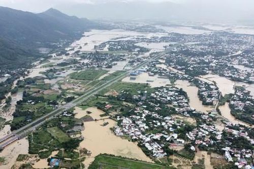 Vì sao nhiều nơi ở Nha Trang ngập nặng?