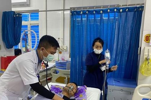 Đốt than sưởi ấm trong phòng, 4 người trong một gia đình nhập viện