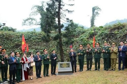 Khám bệnh, cấp phát thuốc cho người dân khu vực biên giới Cửa khẩu Quốc tế Na Mèo