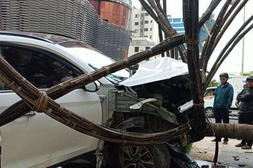Ô tô nổ lốp, nữ tài xế lao xe vào cổng đường hoa ở Đà Nẵng