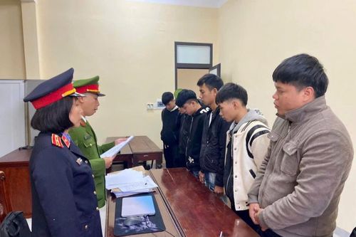 Mang vỏ chai bia chặn đường đánh người, 6 đối tượng bị khởi tố