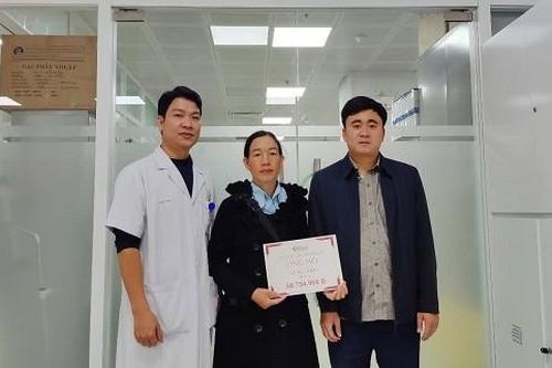Trao hơn 58 triệu đồng đến em Vi Thị Ánh bị tai nạn giao thông