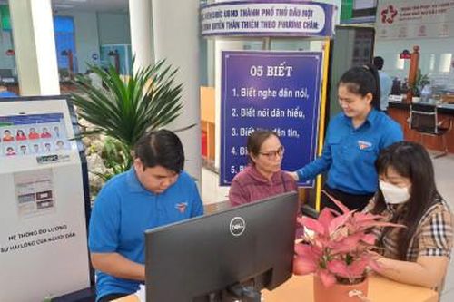 Bình Dương: Đi từng ngõ, gõ từng nhà, hướng dẫn từng người dân chuyển đổi số