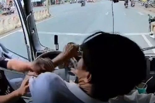 Triệu tập 2 người đàn ông đánh tới tấp tài xế xe tải ở Bình Phước