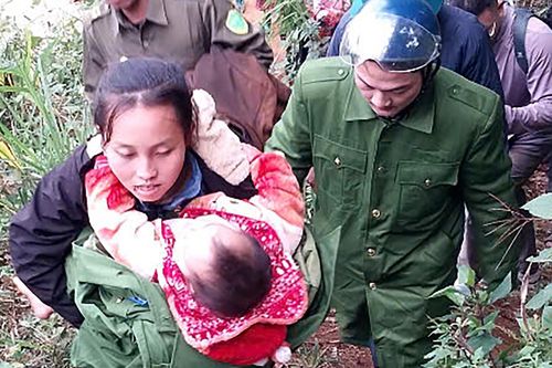 Xuyên đêm tìm kiếm bé gái 2 tuổi đi lạc dưới cái rét 6 độ C ở Lai Châu
