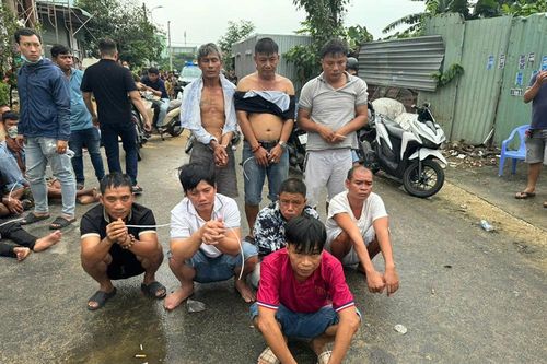 Xem clip công an nổ súng đột kích trường gà ở vùng ven TPHCM
