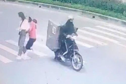 Tìm người lái xe máy tông nữ tiếp viên xe buýt bất động trên đường ở TPHCM