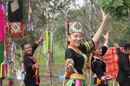 Tìm cách tháo gỡ khó khăn cho Làng Văn hóa