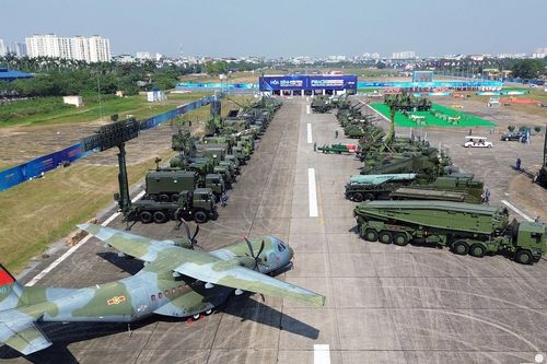 Triển lãm tên lửa đạn đạo, ngư lôi săn ngầm và nhiều vũ khí hiện đại của Quân đội