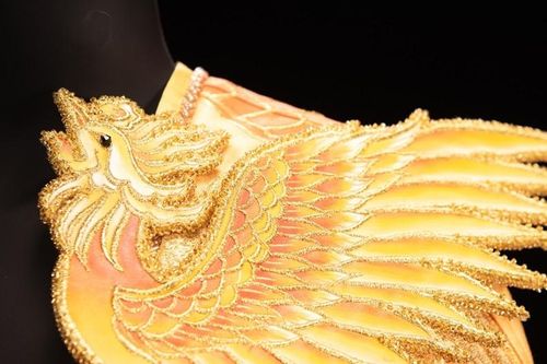 Ngoài vương miện, tân Hoa hậu Quốc gia Việt Nam nhận phượng bào dát vàng 24K