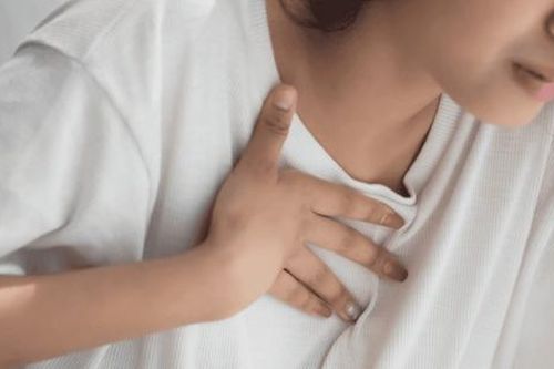 Phổi đầy máu đông sau 3 ngày sinh mổ