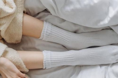 Mang tất khi đi ngủ có tốt không?