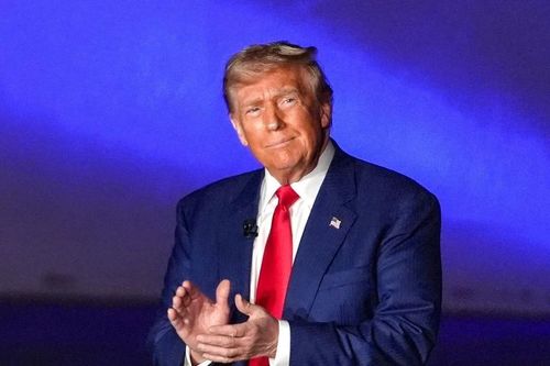 Ông Trump và Lầu Năm Góc tranh cãi về máy bay không người lái bí ẩn