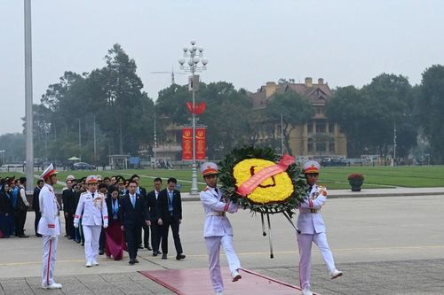 Đại biểu Đại hội toàn quốc Hội LHTN Việt Nam vào lăng viếng Bác
