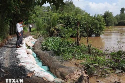 Tiền Giang hỗ trợ kinh phí cho hộ dân bị mất nhà do sạt lở bờ sông Tiền