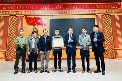 Bản tin 17/12: Khen thưởng người đàn ông cứu 3 học sinh bị nước lũ cuốn trôi