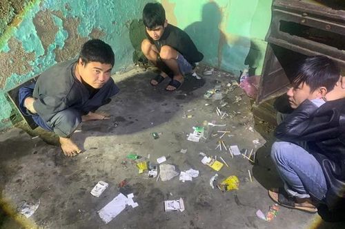 Bắt quả tang 3 nam thanh niên đang 'chơi' ma túy trong nhà bỏ hoang