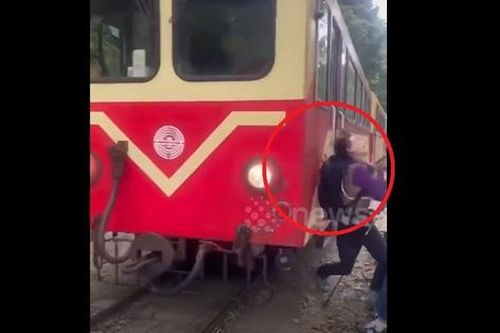 Chụp ảnh tự sướng cạnh đường ray, người phụ nữ bị tàu hỏa đâm trúng