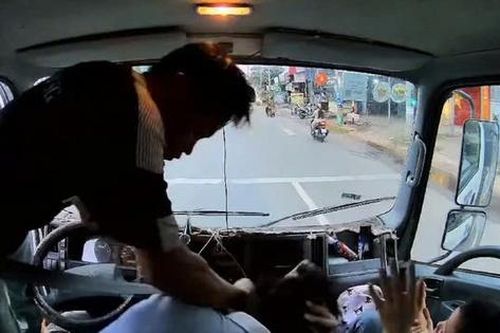 Bình Phước: Công an làm việc với kẻ hành hung tài xế xe tải