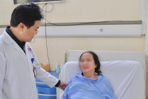 Nữ bệnh nhân u tủy cổ cao thoát khỏi nguy cơ liệt vận động