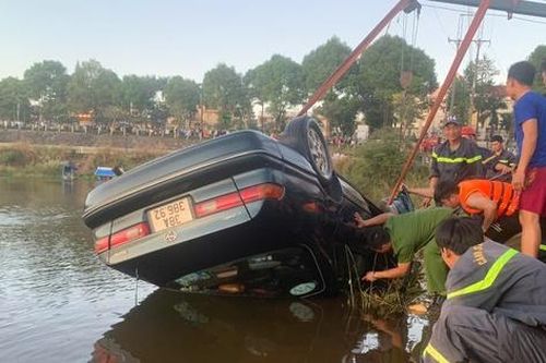 Ô tô Camry bất ngờ lao xuống hồ thủy lợi, tài xế nhập viện cấp cứu